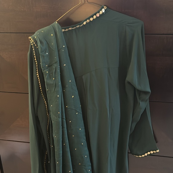 Gorgeous green and gold pant suit with dupatta. Never worn. - Picture 4 of 4